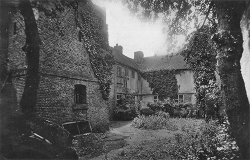 Gidea Hall - Courtyard